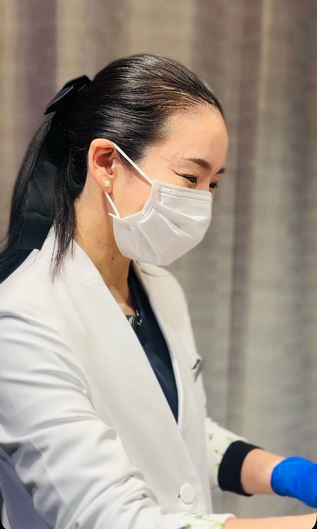 施術を行うアートラウンジクリニック院長・中野陽子医師